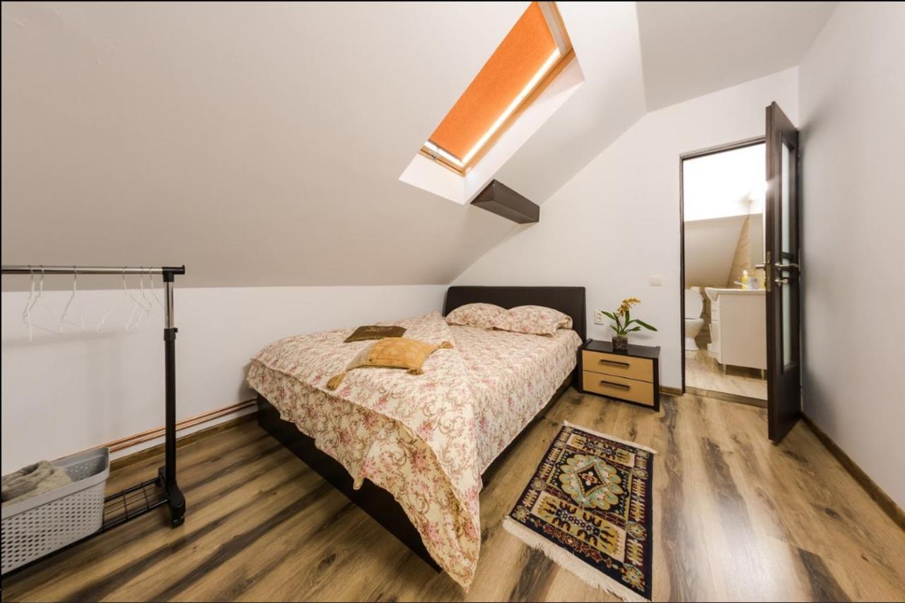 Casa De Vacanta Mirela Novaci-Straini Bagian luar foto