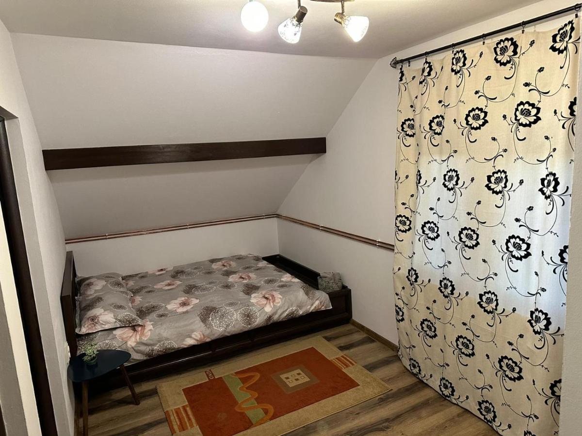 Casa De Vacanta Mirela Novaci-Straini Bagian luar foto