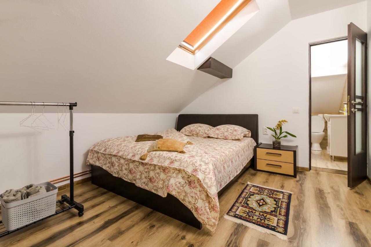 Casa De Vacanta Mirela Novaci-Straini Bagian luar foto
